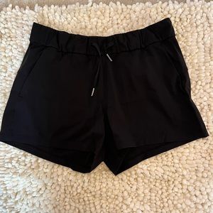 Lululemon on the fly mid-rise short 2.5”